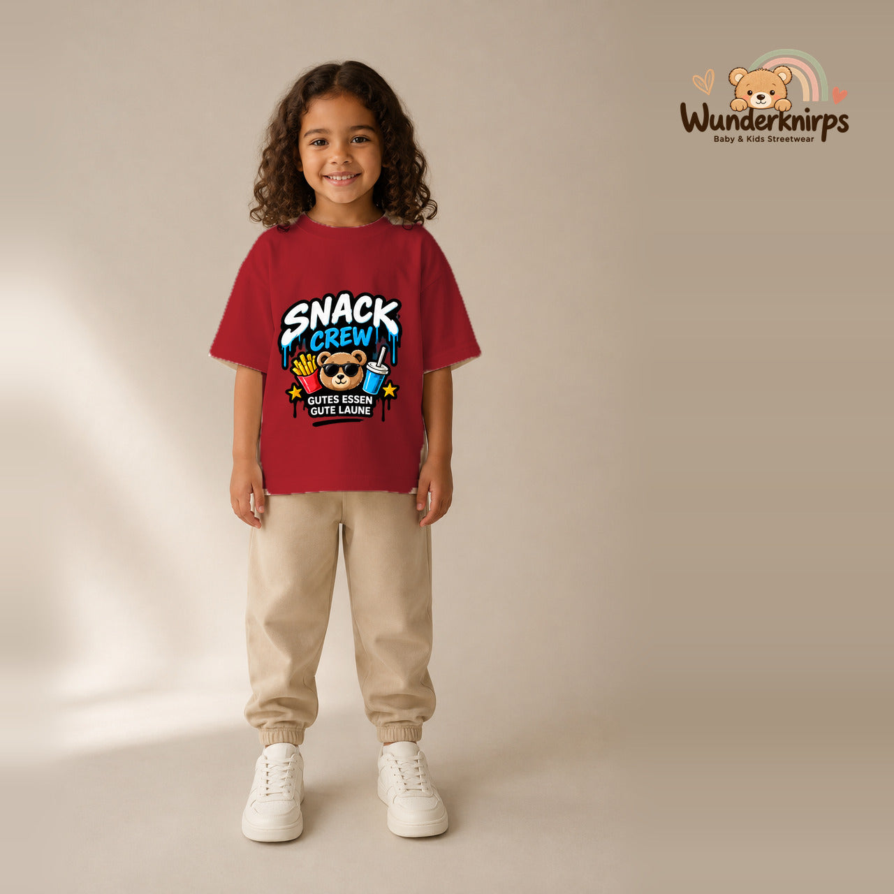 T-Shirt für Mädchen in Rot mit Motiv „Snack Crew“, getragen von einem Kind – Wunderknirps.