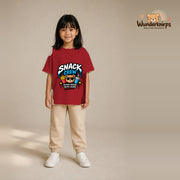 T-Shirt für Mädchen in Rot mit Motiv „Snack Crew“, getragen von einem Kind – Wunderknirps.