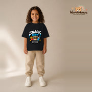 T-Shirt für Mädchen in Schwarz mit Motiv „Snack Crew“, getragen von einem Kind – Wunderknirps.
