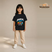 T-Shirt für Mädchen in Schwarz mit Motiv „Snack Crew“, getragen von einem Kind – Wunderknirps.