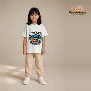 T-Shirt für Mädchen in Weiß mit Motiv „Snack Crew“, getragen von einem Kind – Wunderknirps.