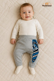 Sneaker culture never dies: Sneaker für kleine Entdecker – Babyhose für Jungen: Grau meliert mit Sneaker-Druck am Hosenbein – Wunderknirps.