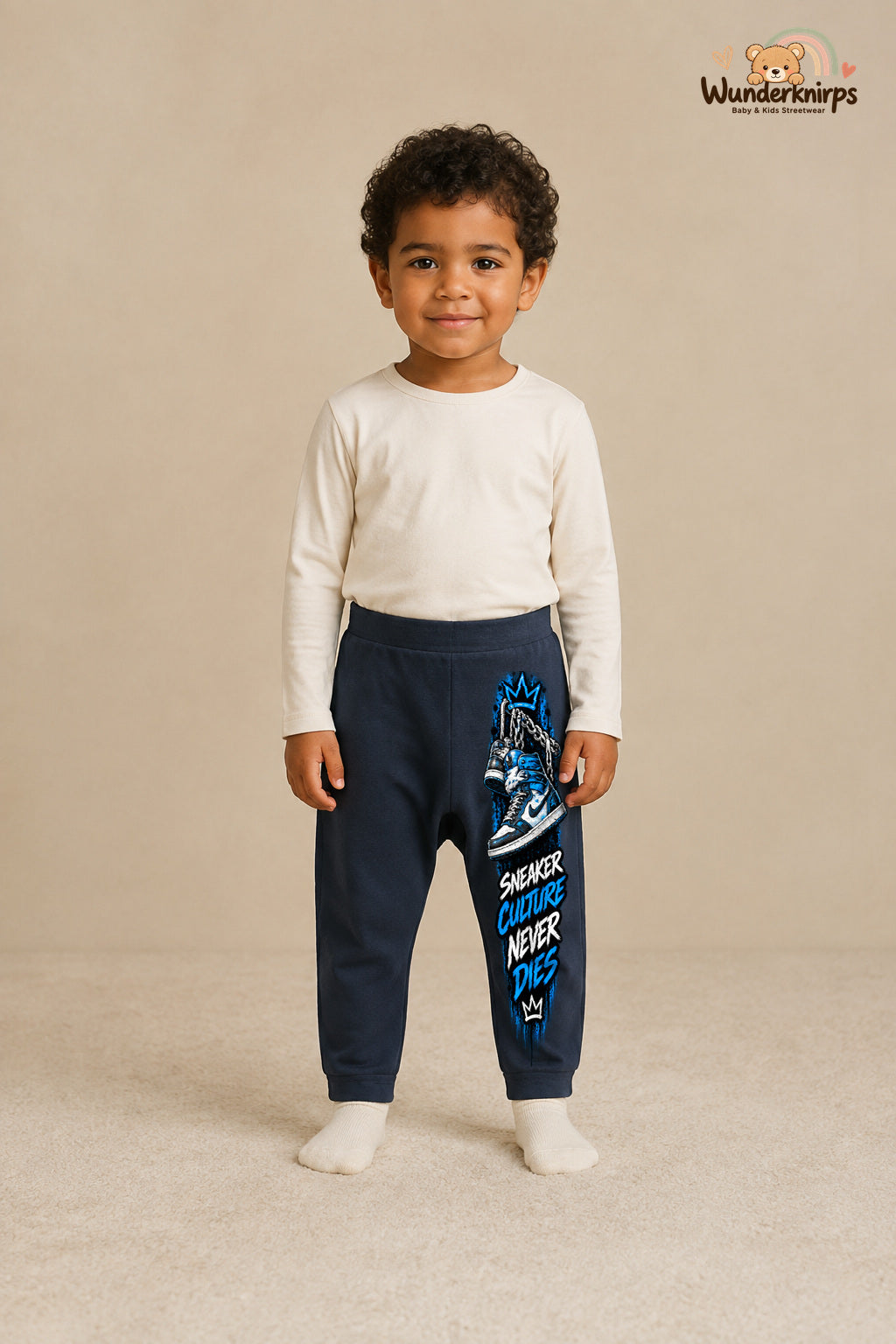 Sneaker culture never dies: Sneaker für kleine Entdecker – Babyhose für Jungen: Navy mit Sneaker-Druck am Hosenbein – Wunderknirps.