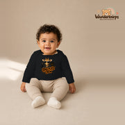 Babybody für Jungen in Schwarz mit Motiv „Spielplatz Crew“, getragen von einem Kind – Wunderknirps.