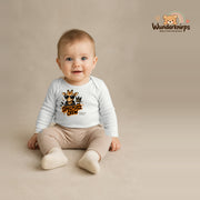 Babybody für Jungen in Weiß mit Motiv „Spielplatz Crew“, getragen von einem Kind – Wunderknirps.