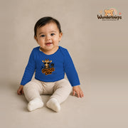 Babybody für Mädchen in Blau mit Motiv „Spielplatz Crew“, getragen von einem Kind – Wunderknirps.