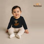 Babybody für Mädchen in Schwarz mit Motiv „Spielplatz Crew“, getragen von einem Kind – Wunderknirps.