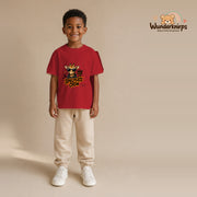 T-Shirt für Jungen in Rot mit Motiv „Spielplatz Crew“, getragen von einem Kind – Wunderknirps.
