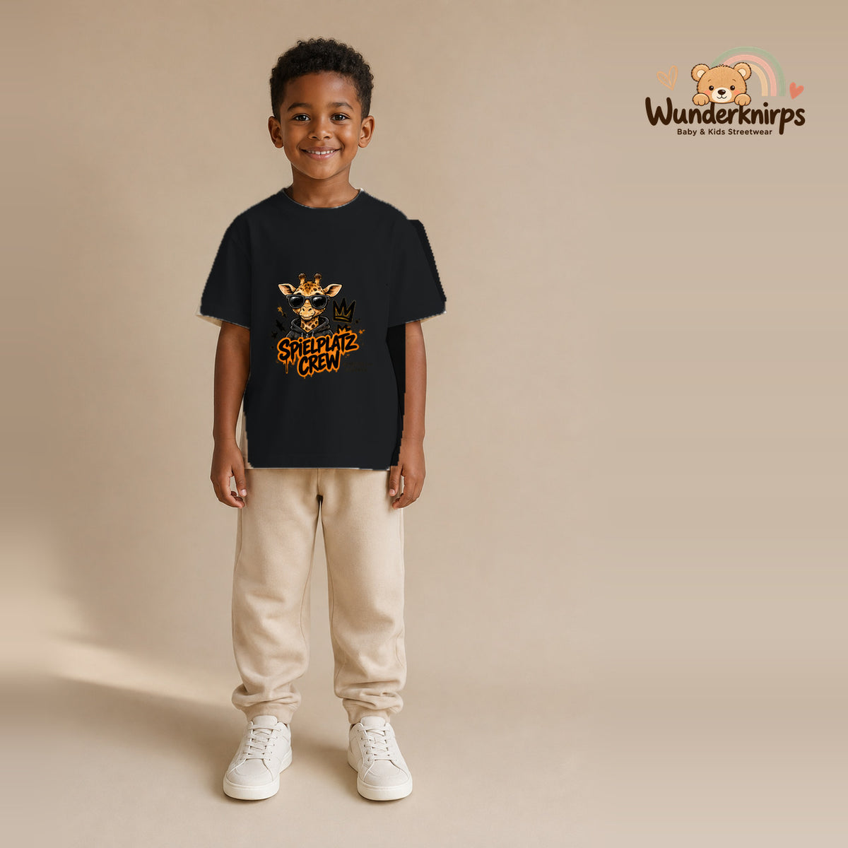T-Shirt für Jungen in Schwarz mit Motiv „Spielplatz Crew“, getragen von einem Kind – Wunderknirps.
