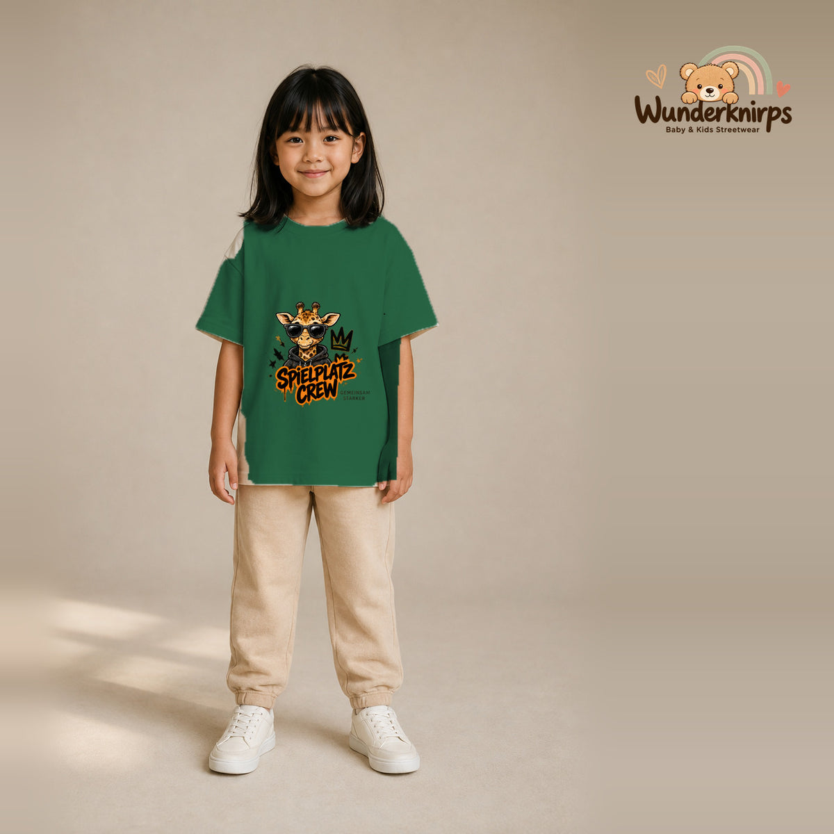 T-Shirt für Mädchen in Grün mit Motiv „Spielplatz Crew“, getragen von einem Kind – Wunderknirps.