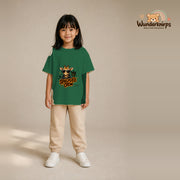 T-Shirt für Mädchen in Grün mit Motiv „Spielplatz Crew“, getragen von einem Kind – Wunderknirps.
