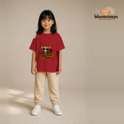 T-Shirt für Mädchen in Rot mit Motiv „Spielplatz Crew“, getragen von einem Kind – Wunderknirps.