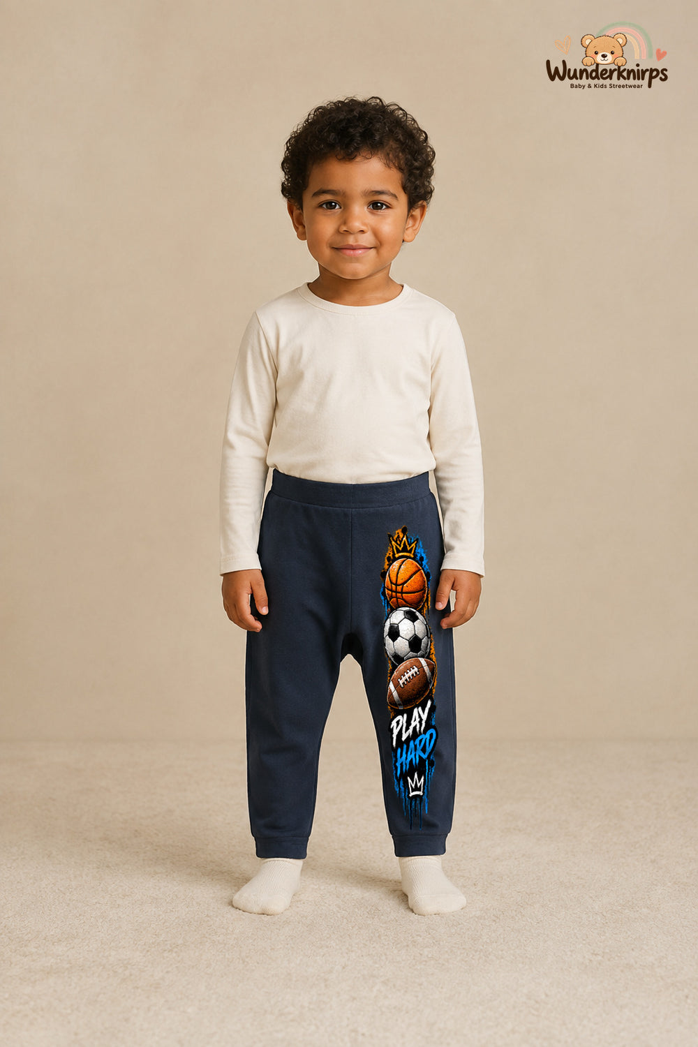 Play hard – Babyhose mit dem Motiv Sportbälle – für Jungen: Navy mit Sportbälle-Druck am Hosenbein – Wunderknirps.