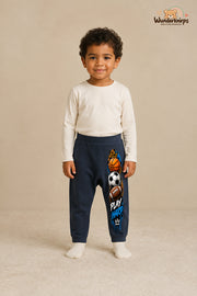 Play hard – Babyhose mit dem Motiv Sportbälle – für Jungen: Navy mit Sportbälle-Druck am Hosenbein – Wunderknirps.