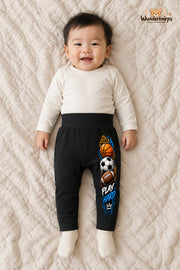 Play hard – Babyhose mit dem Motiv Sportbälle – für Jungen: Schwarz mit Sportbälle-Druck am Hosenbein – Wunderknirps.