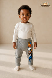 Sportbälle Lieblingslook – Play hard – Babyhose für Mädchen: Grau meliert mit Sportbälle-Druck am Hosenbein – Wunderknirps.