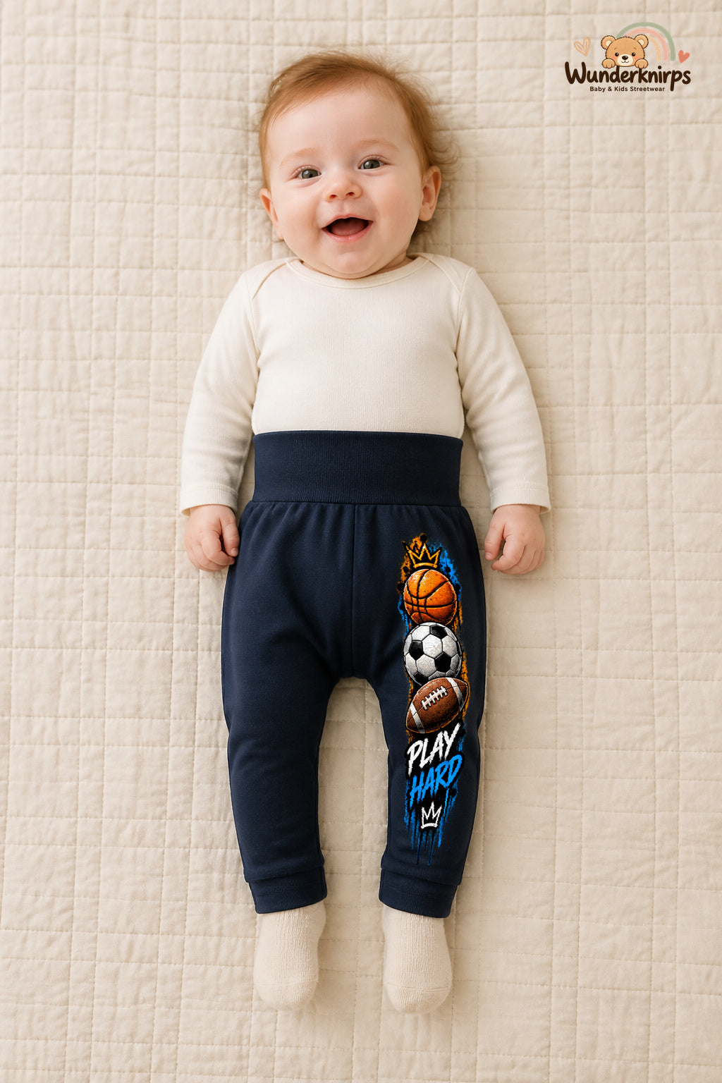 Sportbälle Lieblingslook – Play hard – Babyhose für Mädchen: Navy mit Sportbälle-Druck am Hosenbein – Wunderknirps.