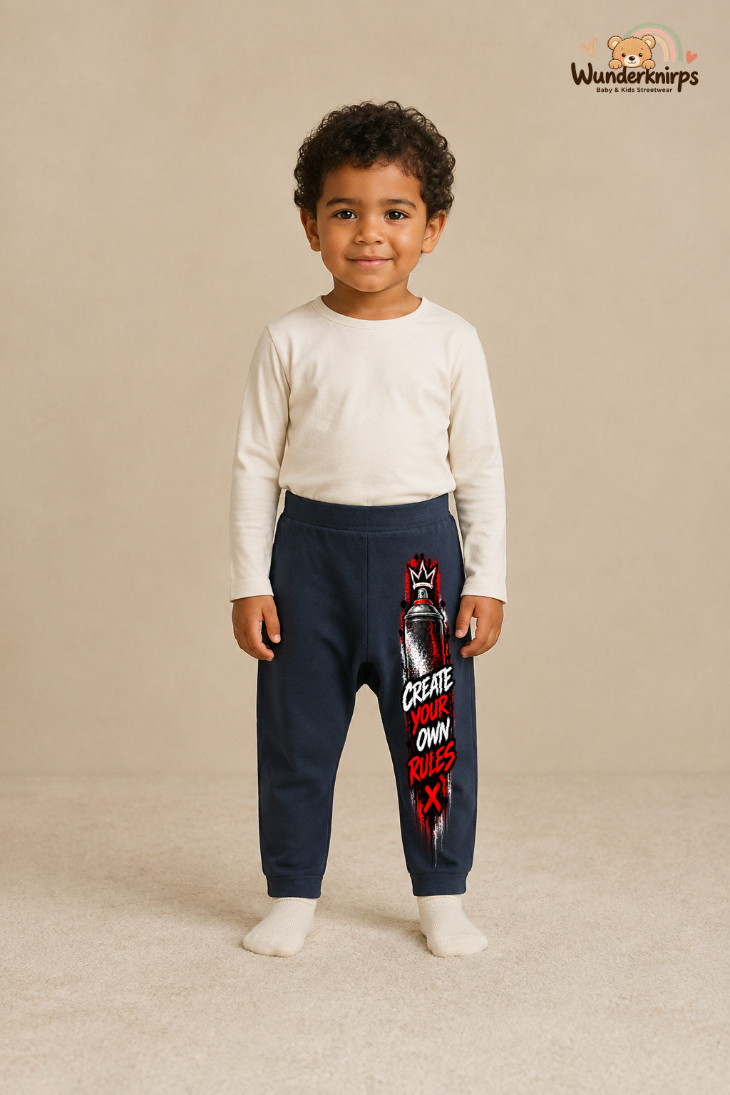Create your own rules: Spraydose für kleine Entdecker – Babyhose für Jungen: Navy mit Spraydose-Druck am Hosenbein – Wunderknirps.