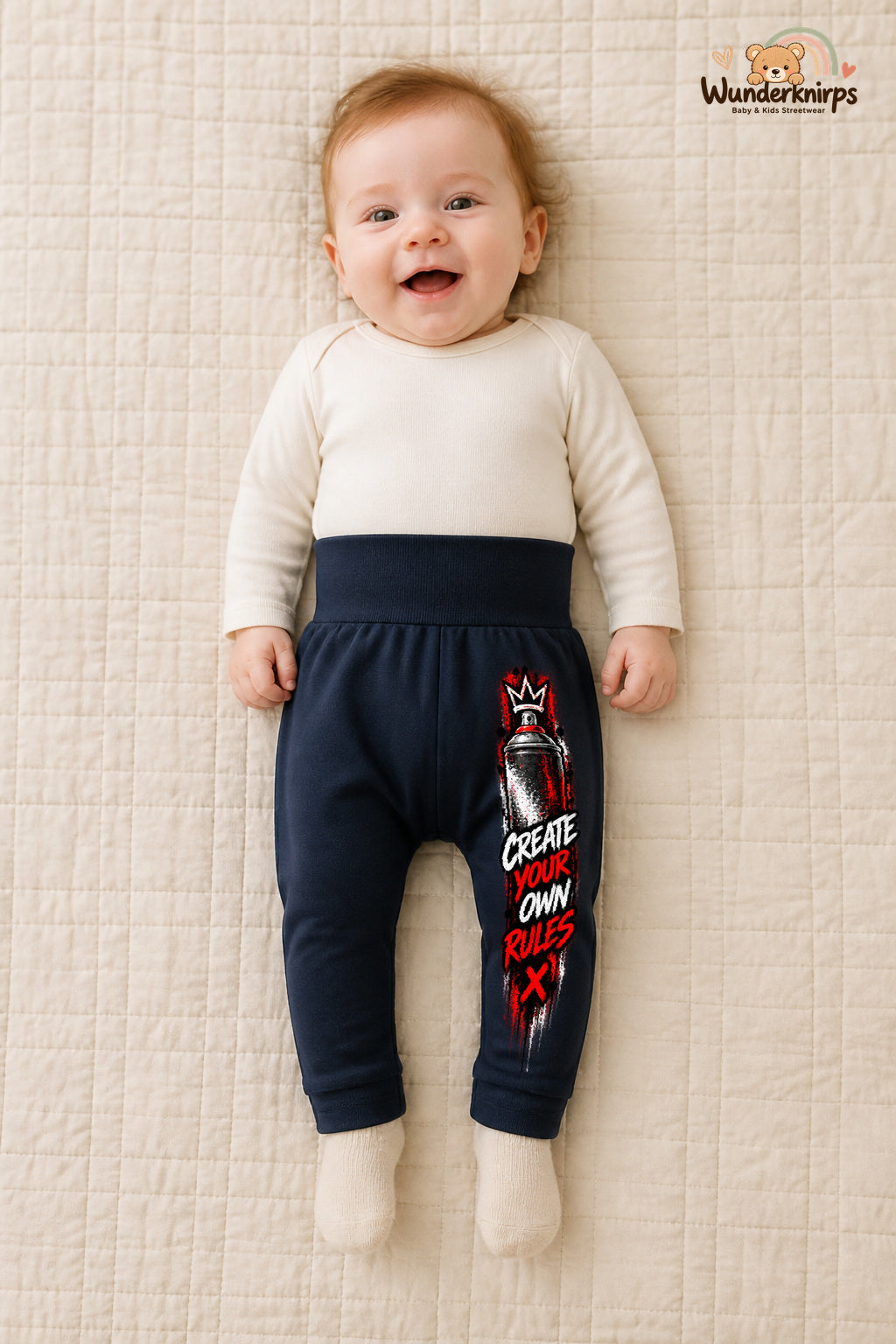 Create your own rules – Spraydose mit Persönlichkeit – Babyhose für Mädchen: Navy mit Spraydose-Druck am Hosenbein – Wunderknirps.