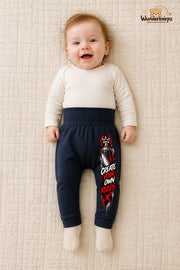 Create your own rules – Spraydose mit Persönlichkeit – Babyhose für Mädchen: Navy mit Spraydose-Druck am Hosenbein – Wunderknirps.