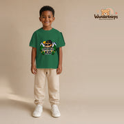 T-Shirt für Jungen in Grün mit Motiv „Stay Wild Kid“, getragen von einem Kind – Wunderknirps.