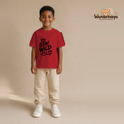 T-Shirt für Jungen in Rot mit Motiv „Stay Wild Little One“, getragen von einem Kind – Wunderknirps.
