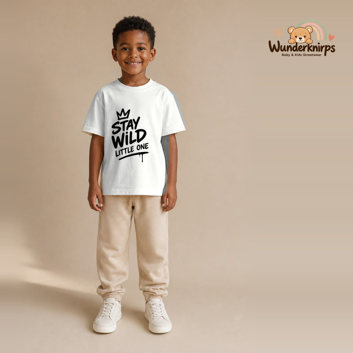 T-Shirt für Jungen in Weiß mit Motiv „Stay Wild Little One“, getragen von einem Kind – Wunderknirps.