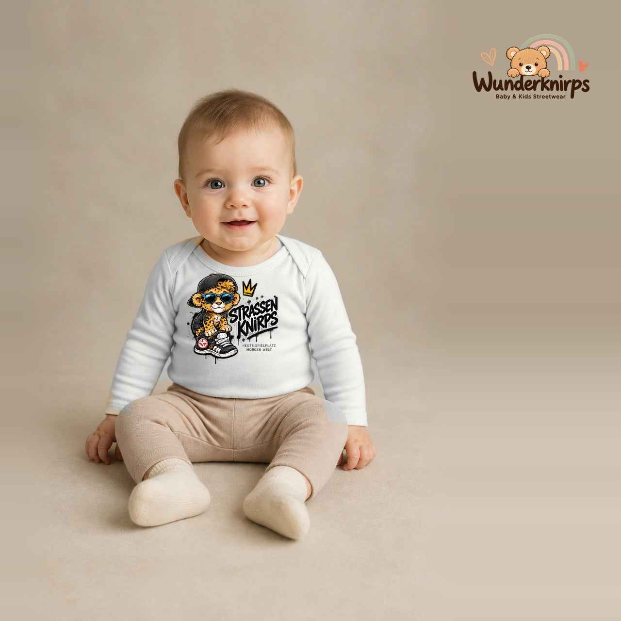 Babybody für Jungen in Weiß mit Motiv „Straßenknirps“, getragen von einem Kind – Wunderknirps.