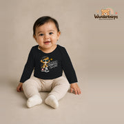 Babybody für Mädchen in Schwarz mit Motiv „Straßenknirps“, getragen von einem Kind – Wunderknirps.
