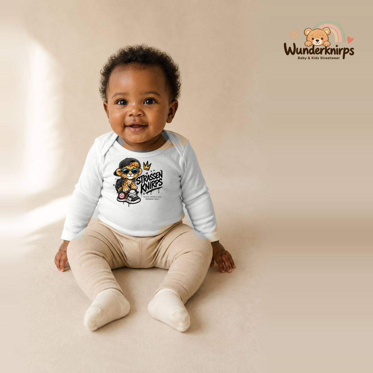 Babybody für Mädchen in Weiß mit Motiv „Straßenknirps“, getragen von einem Kind – Wunderknirps.