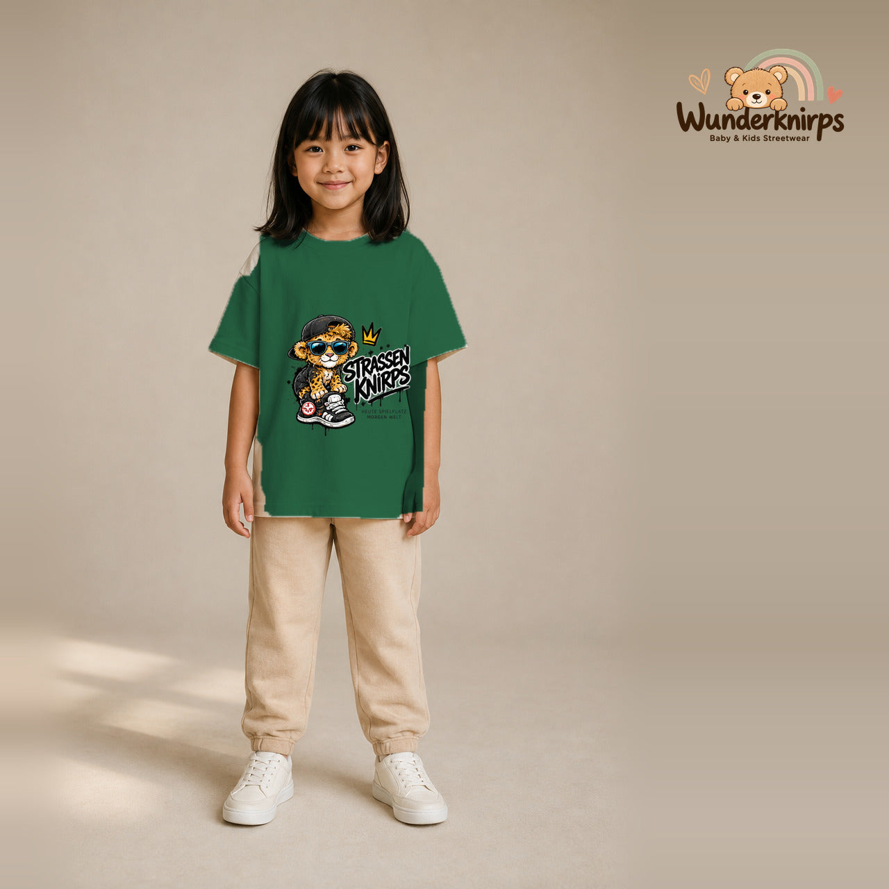 T-Shirt für Mädchen in Grün mit Motiv „Straßenknirps“, getragen von einem Kind – Wunderknirps.