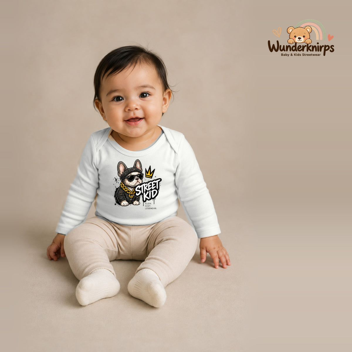 Babybody für Mädchen in Weiß mit Motiv „Street Kid“, getragen von einem Kind – Wunderknirps.