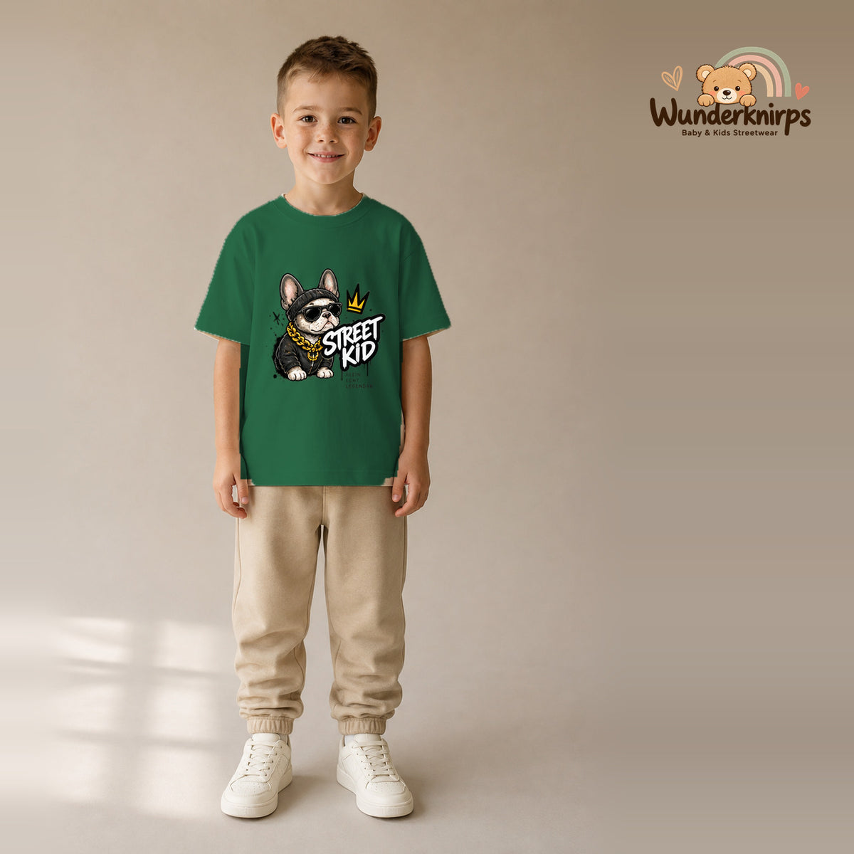T-Shirt für Jungen in Grün mit Motiv „Street Kid“, getragen von einem Kind – Wunderknirps.