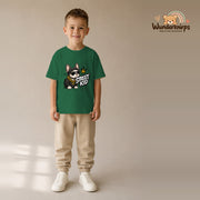 T-Shirt für Jungen in Grün mit Motiv „Street Kid“, getragen von einem Kind – Wunderknirps.
