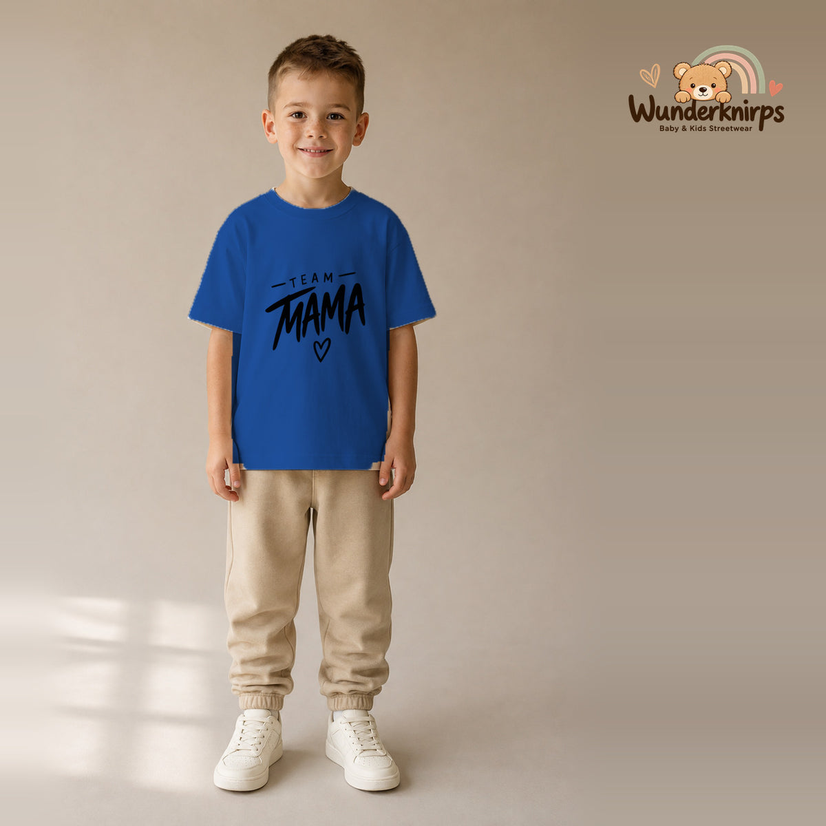 T-Shirt für Jungen in Blau mit Motiv „Team Mama“, getragen von einem Kind – Wunderknirps.