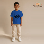 T-Shirt für Jungen in Blau mit Motiv „Team Mama“, getragen von einem Kind – Wunderknirps.