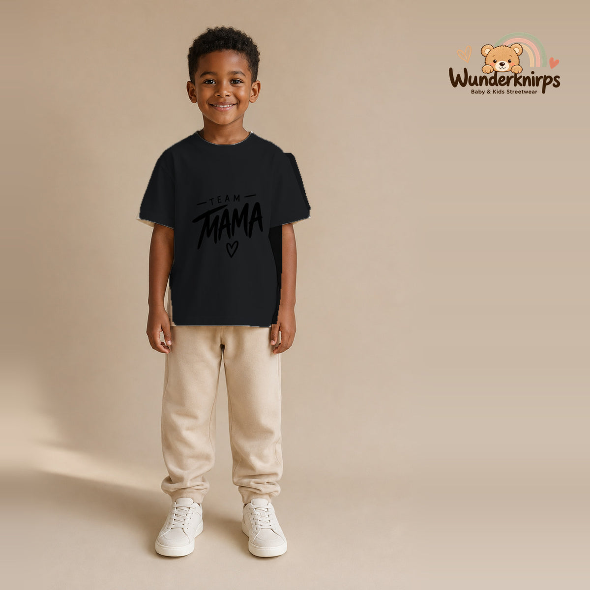 T-Shirt für Jungen in Schwarz mit Motiv „Team Mama“, getragen von einem Kind – Wunderknirps.