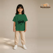 T-Shirt für Mädchen in Grün mit Motiv „Team Mama“, getragen von einem Kind – Wunderknirps.