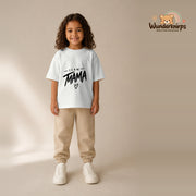 T-Shirt für Mädchen in Weiß mit Motiv „Team Mama“, getragen von einem Kind – Wunderknirps.
