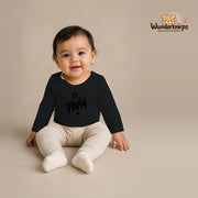 Babybody für Mädchen in Schwarz mit Motiv „Team Papa“, getragen von einem Kind – Wunderknirps.