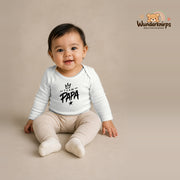 Babybody für Mädchen in Weiß mit Motiv „Team Papa“, getragen von einem Kind – Wunderknirps.