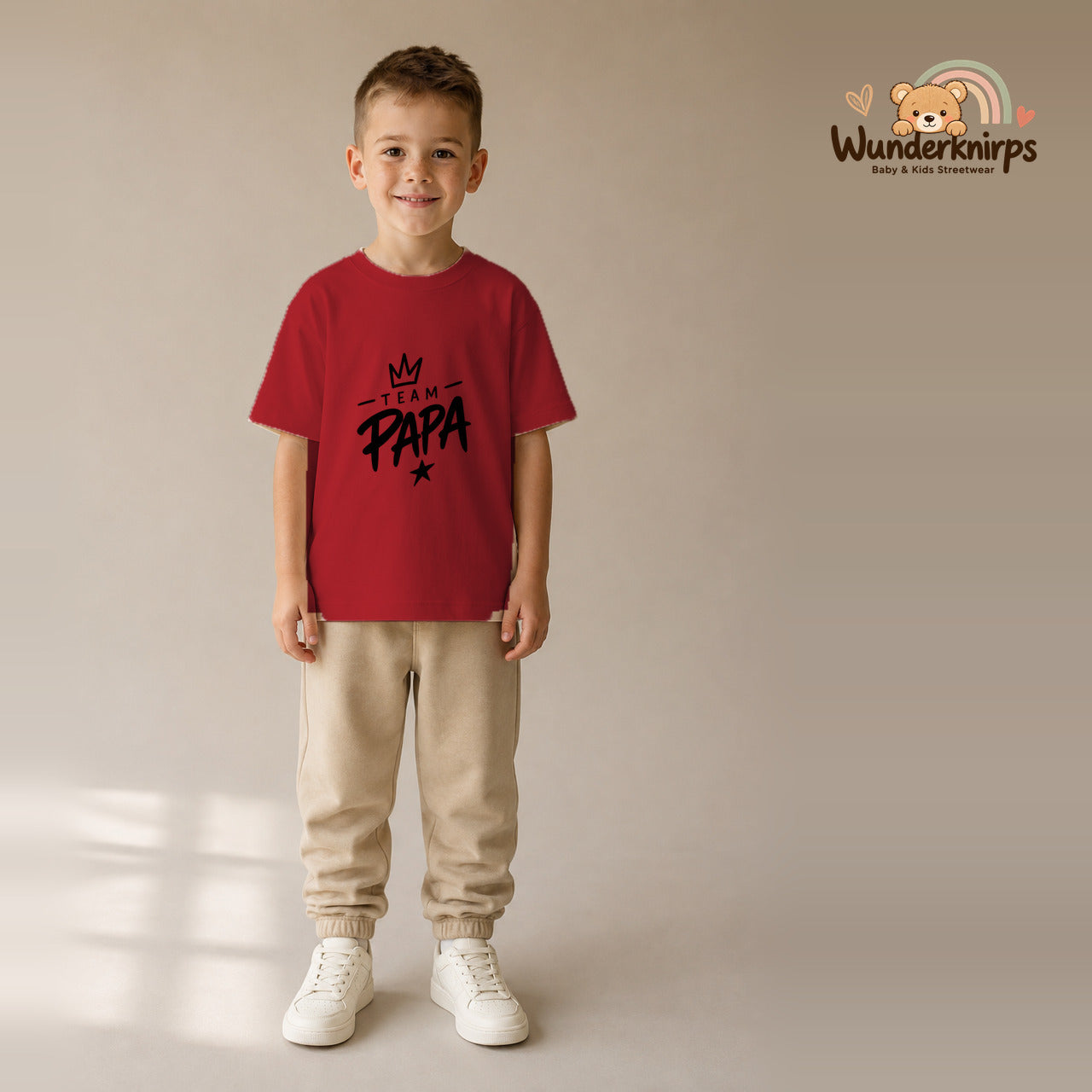 T-Shirt für Jungen in Rot mit Motiv „Team Papa“, getragen von einem Kind – Wunderknirps.