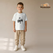 T-Shirt für Jungen in Weiß mit Motiv „Team Papa“, getragen von einem Kind – Wunderknirps.