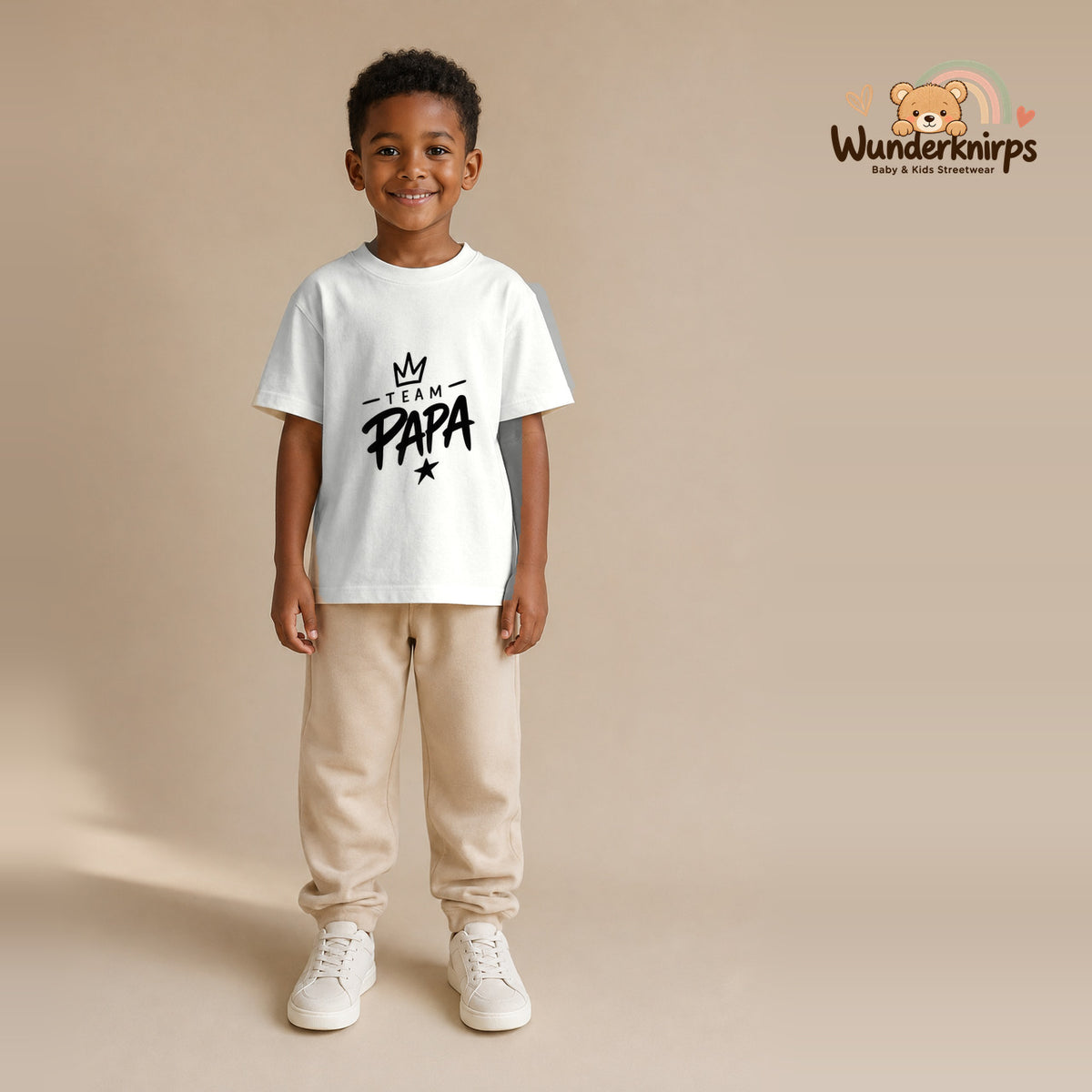 T-Shirt für Jungen in Weiß mit Motiv „Team Papa“, getragen von einem Kind – Wunderknirps.