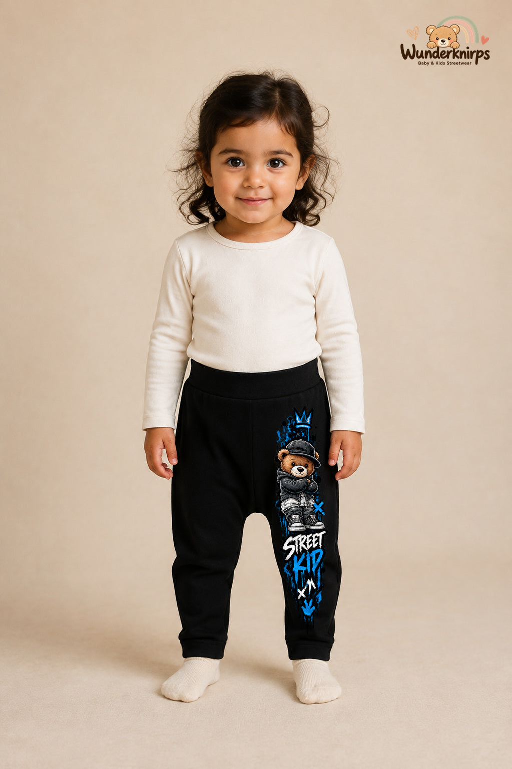 Kleine Weltentdeckerin: Street kid – Babyhose für Mädchen: Schwarz mit Teddy-Druck am Hosenbein – Wunderknirps.