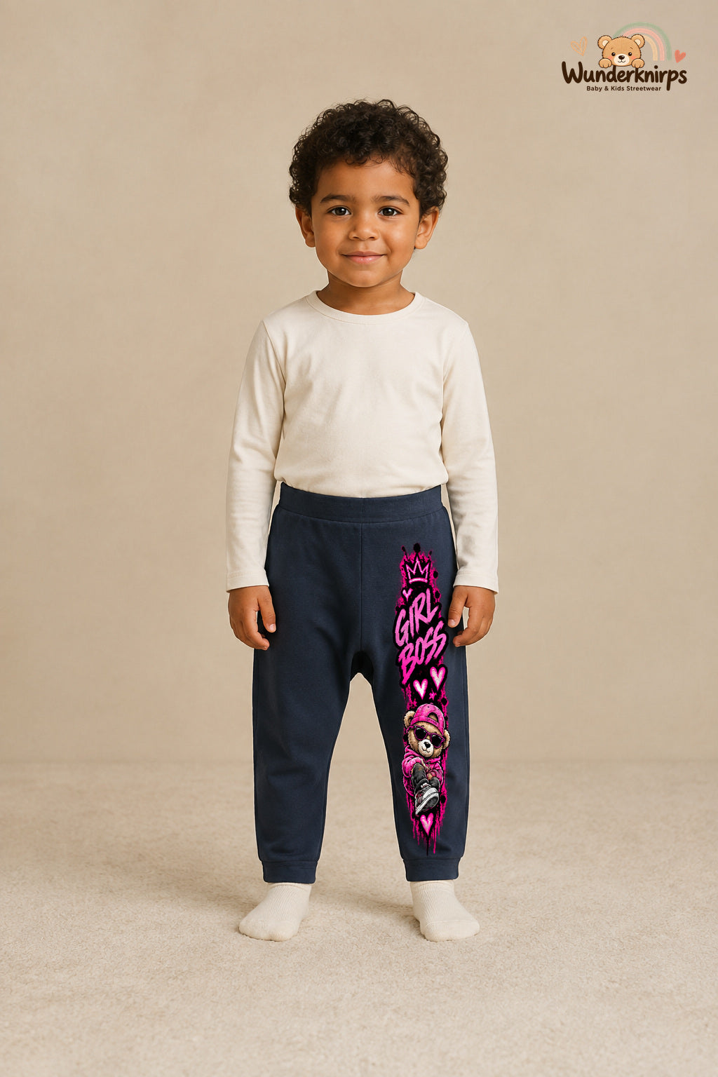 Girl boss – Babyhose mit dem Motiv Teddy – für Jungen: Navy mit Teddy-Druck am Hosenbein – Wunderknirps.