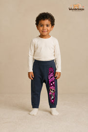 Girl boss – Babyhose mit dem Motiv Teddy – für Jungen: Navy mit Teddy-Druck am Hosenbein – Wunderknirps.