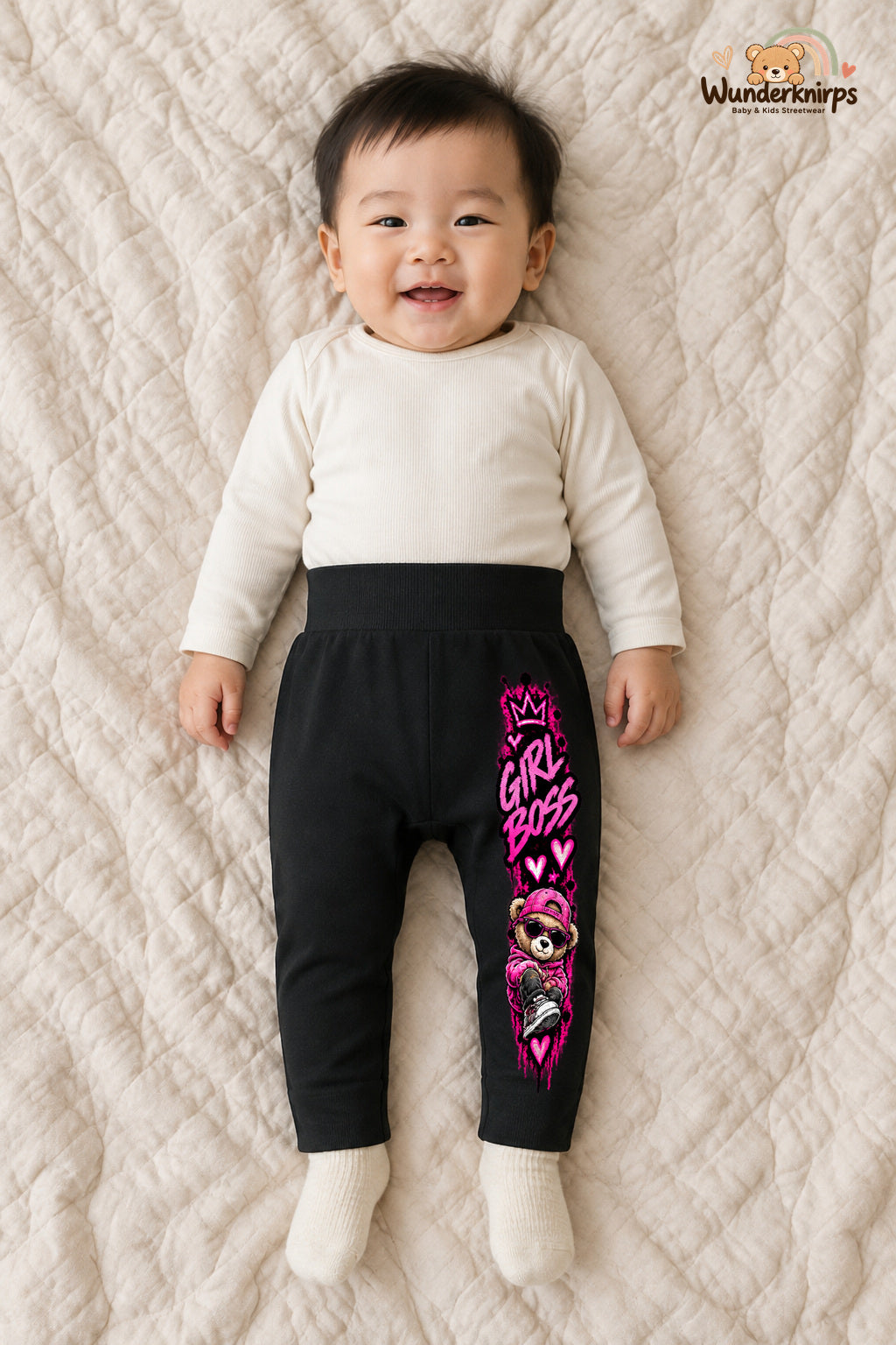 Girl boss – Babyhose mit dem Motiv Teddy – für Jungen: Schwarz mit Teddy-Druck am Hosenbein – Wunderknirps.