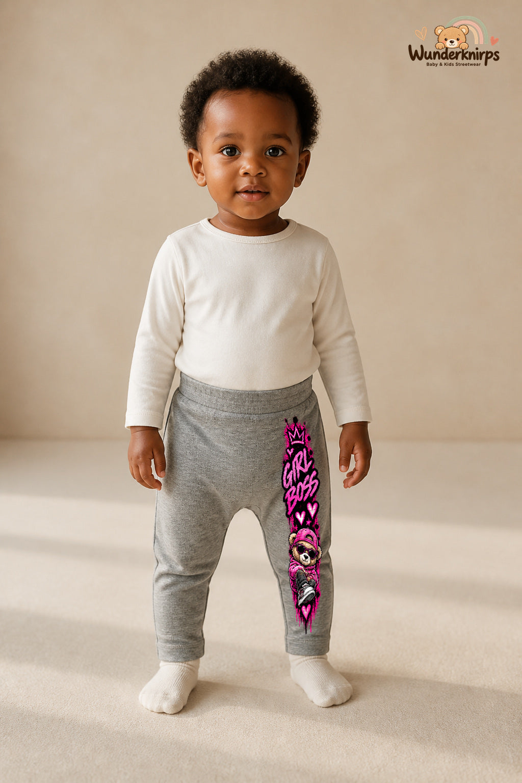 Teddy Lieblingslook – Girl boss – Babyhose für Mädchen: Grau meliert mit Teddy-Druck am Hosenbein – Wunderknirps.