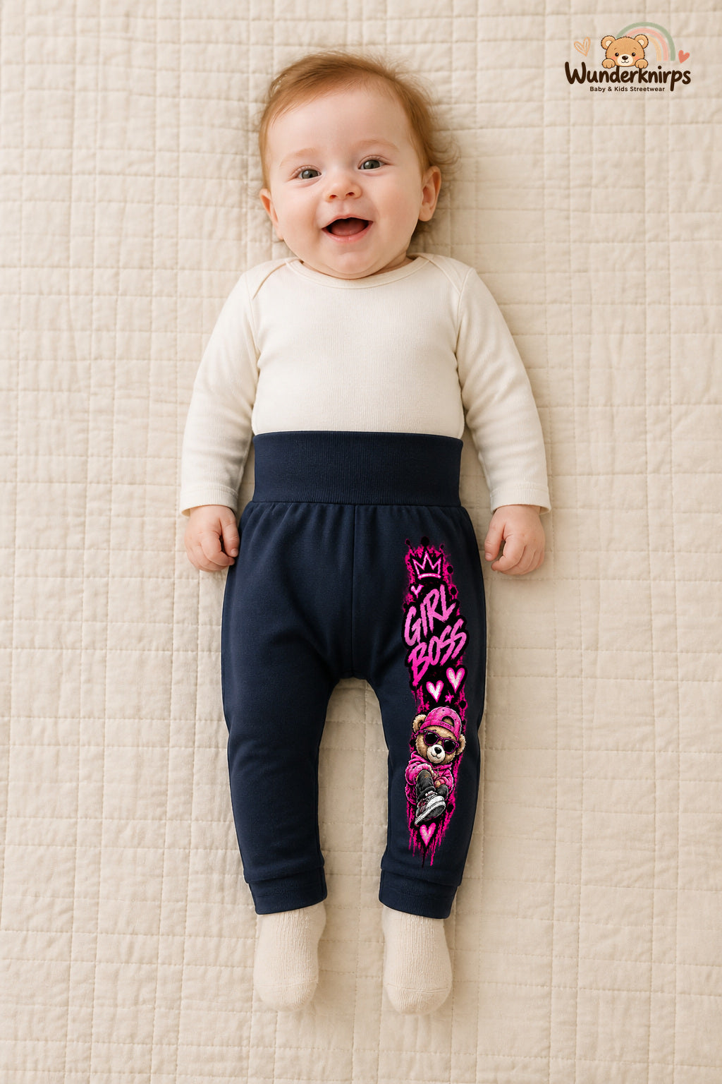 Teddy Lieblingslook – Girl boss – Babyhose für Mädchen: Navy mit Teddy-Druck am Hosenbein – Wunderknirps.